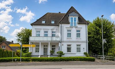 STILIKONE DER GRÜNDERZEIT BEREIT FÜR NEUES KAPITEL - Wohn- & Geschäftshaus Meldorf | Angebot:27147792