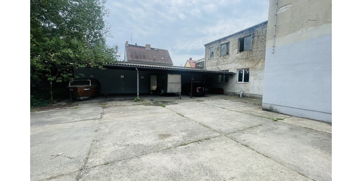 Blick in Richtung Carport für mehrere PKW´s