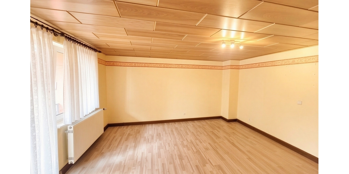 Schlafzimmer mit Zugang zum Balkon - (KI generiert)