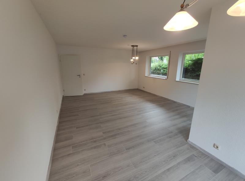 Wohnzimmer mit Zugang zur Terrasse Bild 4
