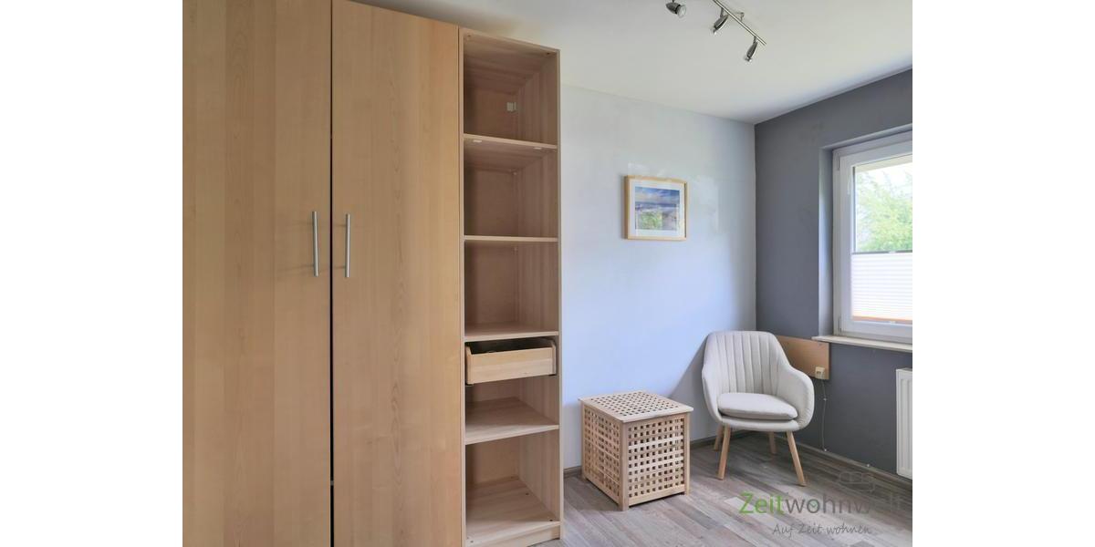 Kleiderschrank im kleinen Zimmer