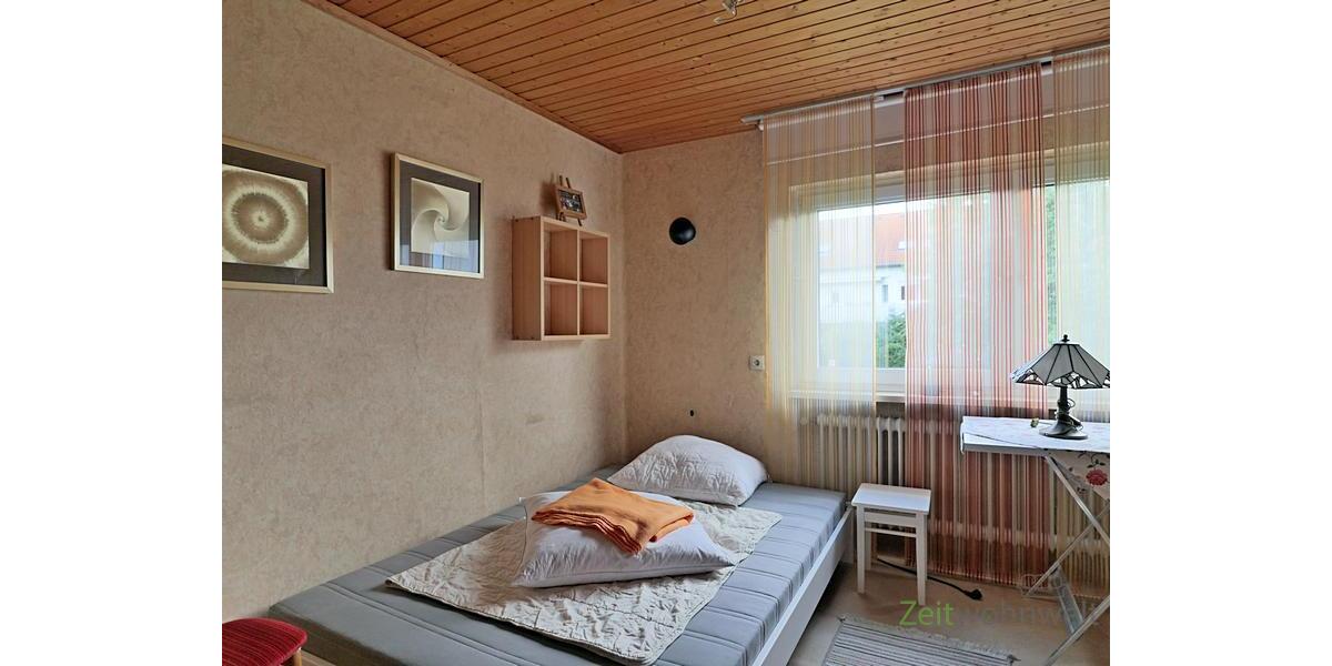 breites Bett im Schlafzimmer