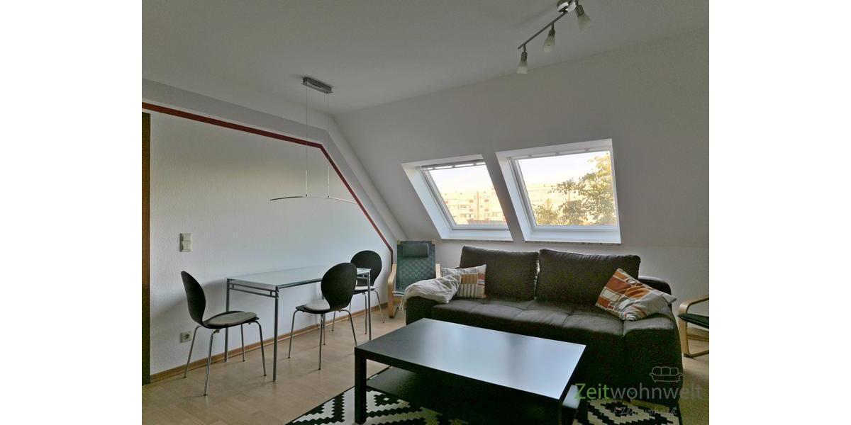 Esstisch links vor dem Fenster