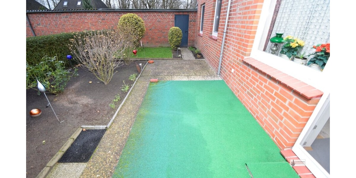 Terrasse mit kleinem Gartenanteil