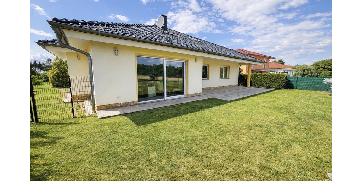 Rückseite - Blick in Richtung Wohnbereich & Terrasse