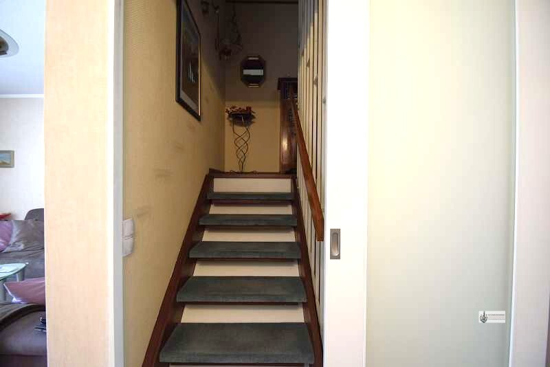 Treppe ins OG mit Schiebetür verschließbar