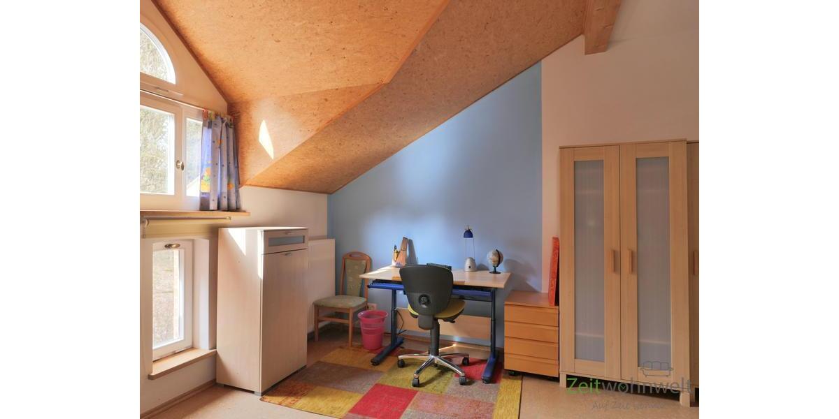 Kleiderschrank und Schreibtisch