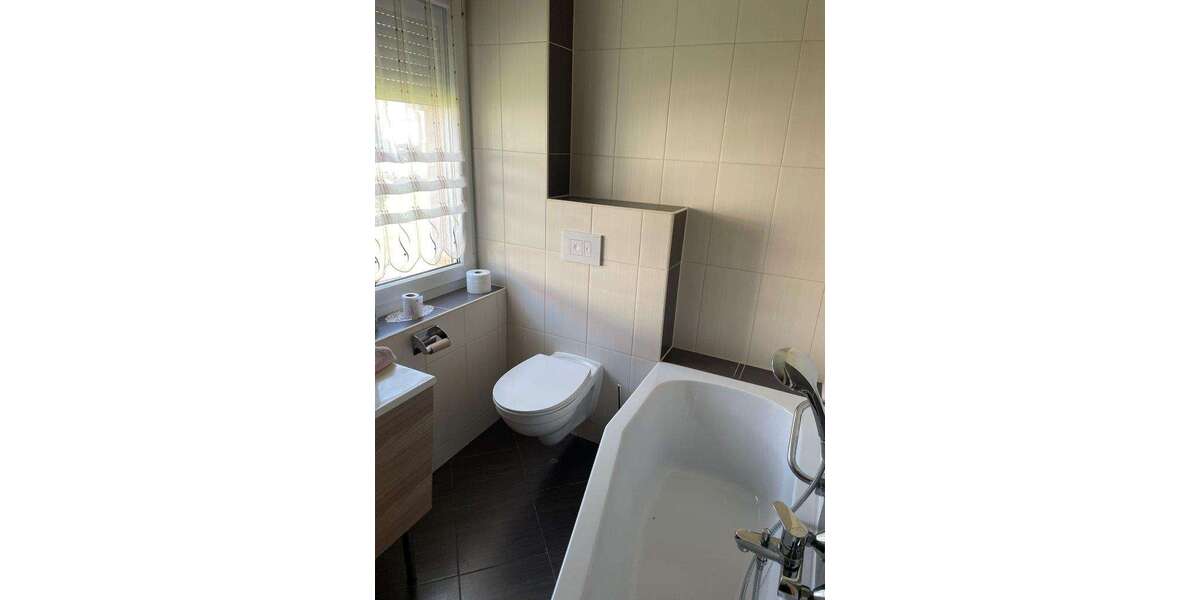 Bad mit Wanne und Dusche
