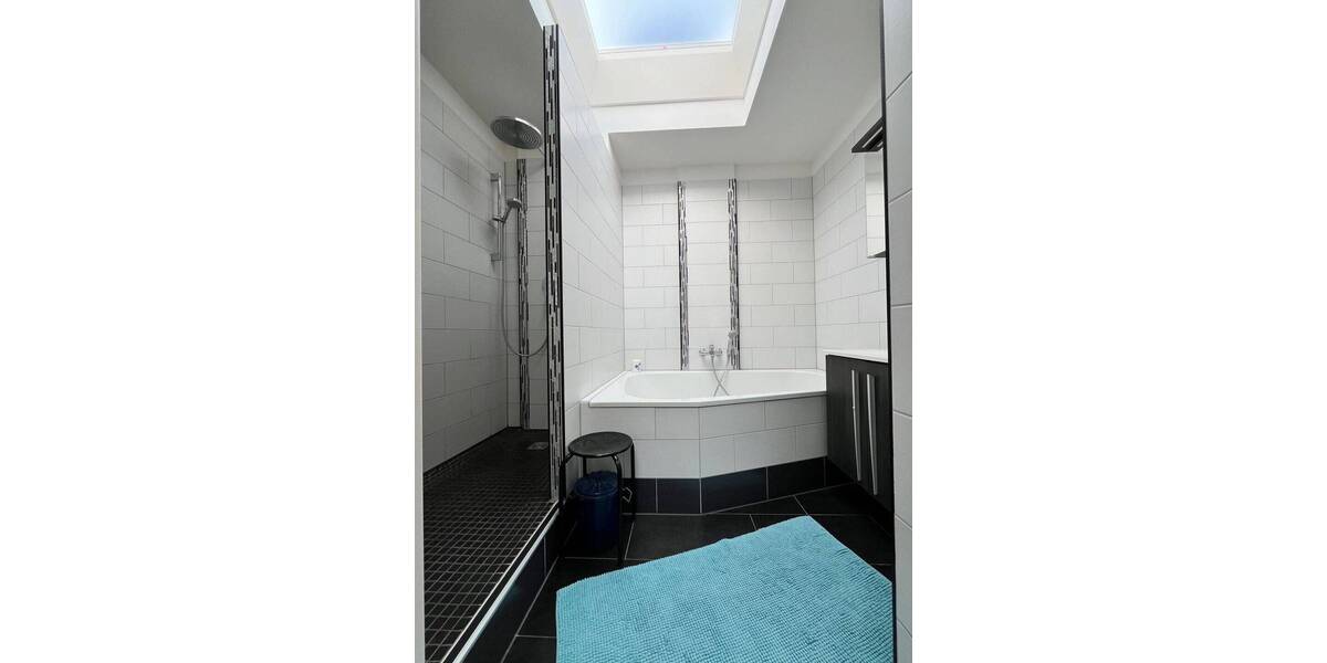 Bad mit Riesen-Badewanne und Regenwalddusche