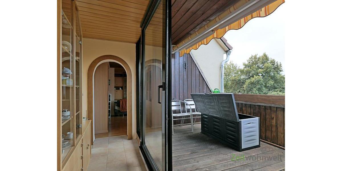 Durchgang zu Dachbalkon und Bad