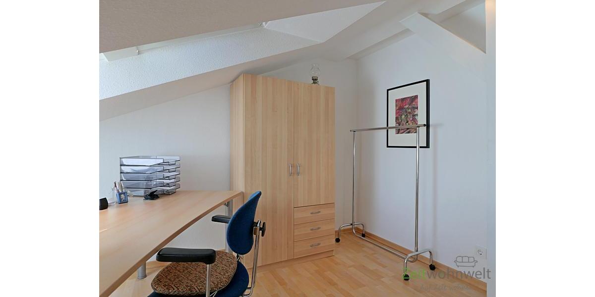 Schreibtisch und Kleiderschrank