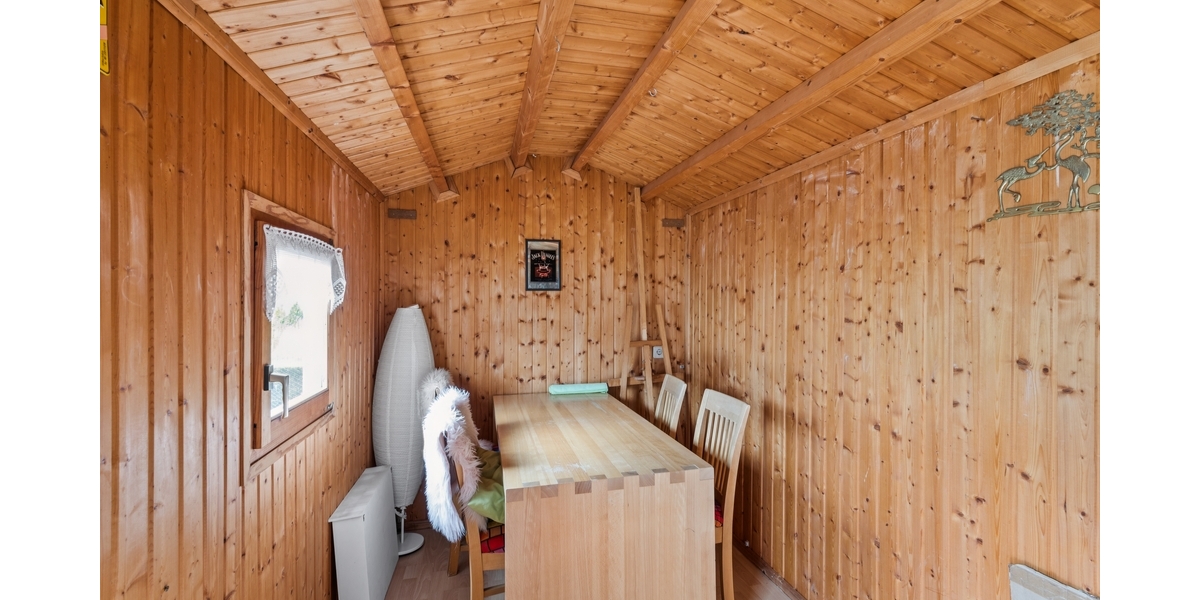 Holzraum mit Esstisch
