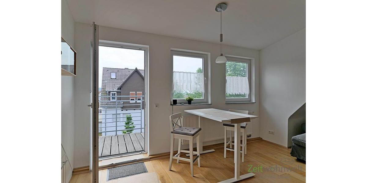 Esstisch vor dem Balkon