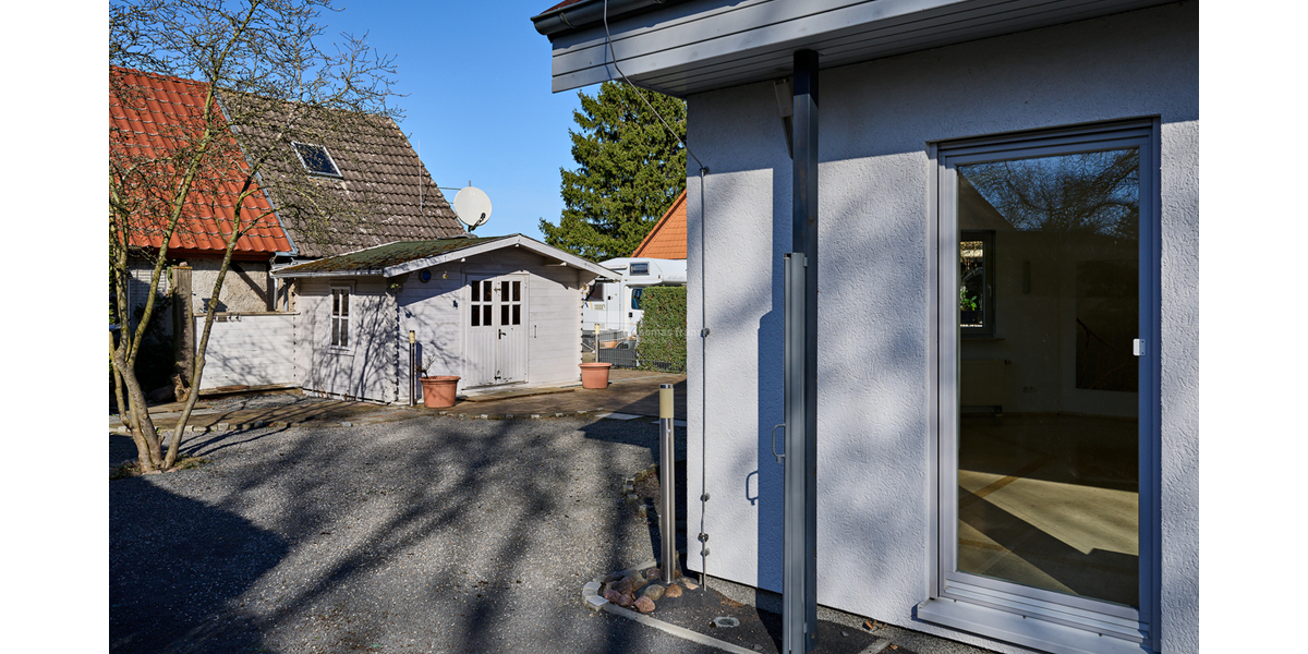 Aus dem Wohnzimmer auf den Hof zum Gartenhaus sehend