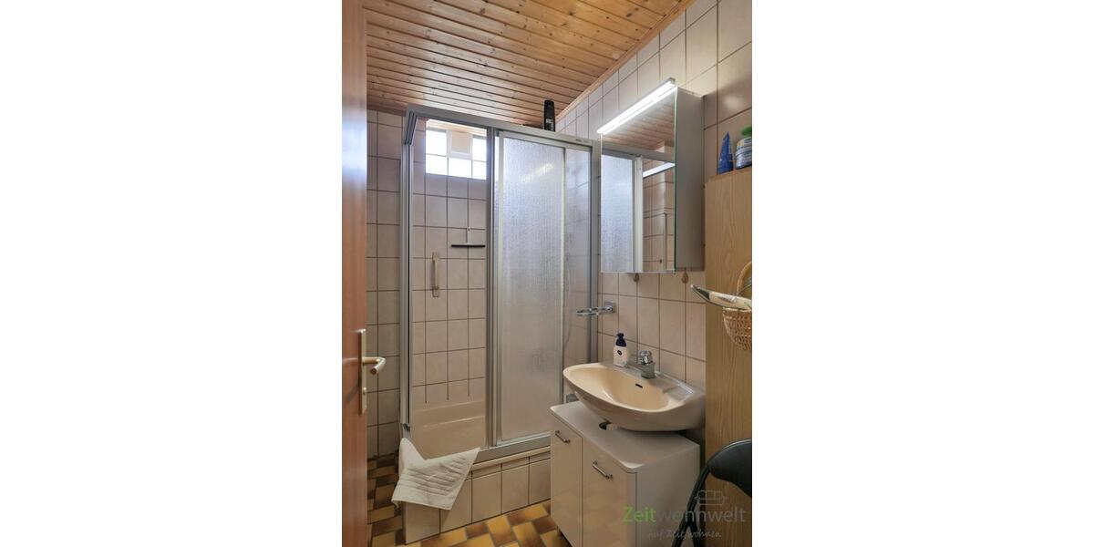 kleines Bad mit Dusche