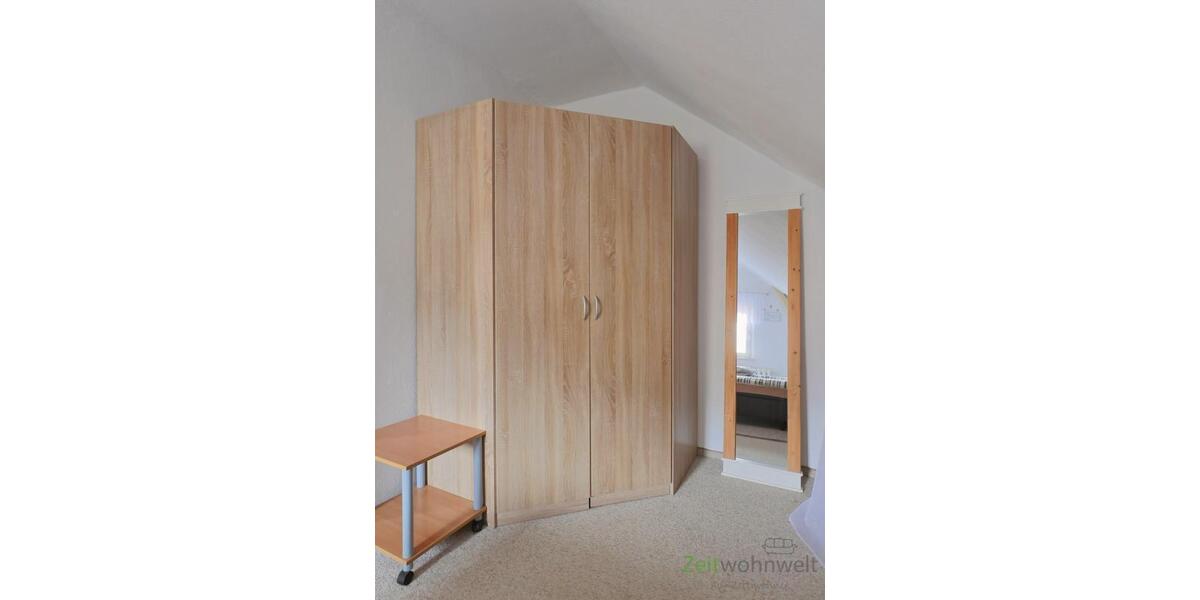 Kleiderschrank und Spiegel
