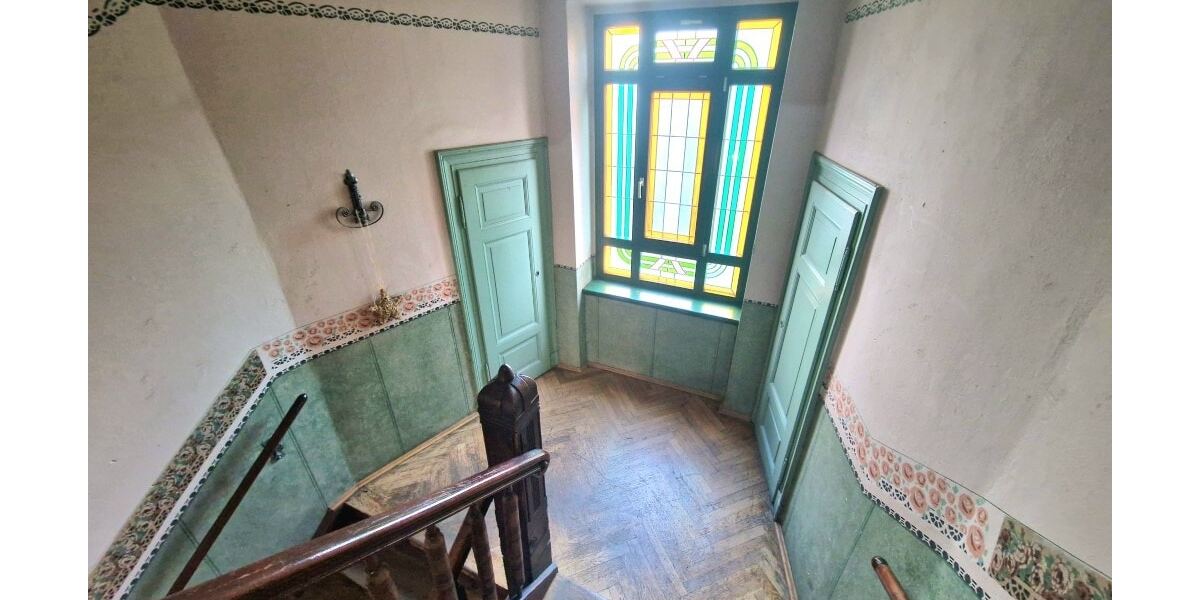 Treppenhaus mit Wand- und Deckenbemalung