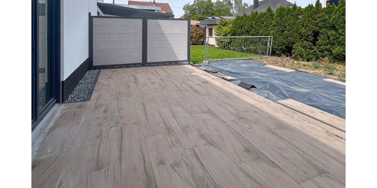 Terrasse mit Ausblick über das Grundstück