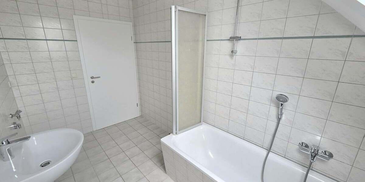 Tageslichtbad mit Badewanne...
