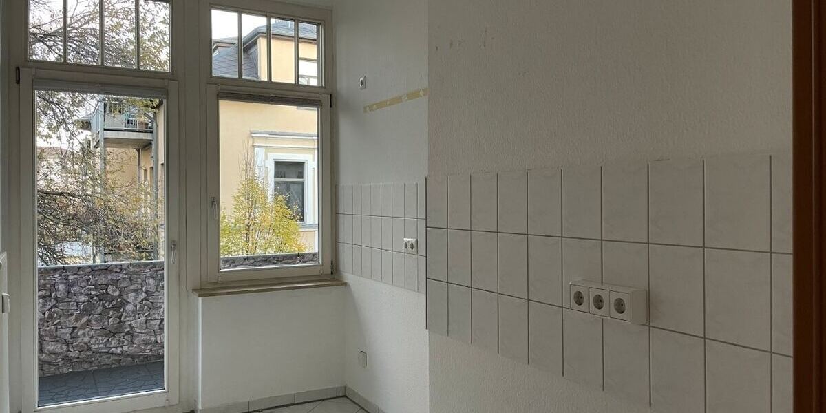kleine Küche mit Balkon