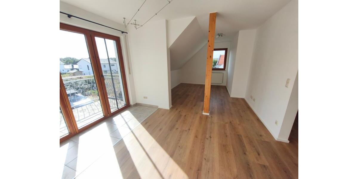 Wohnzimmer mit Zugang zum Balkon Bild 2