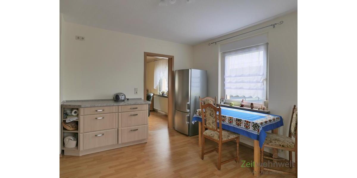 großer Kühlschrank und Esstisch