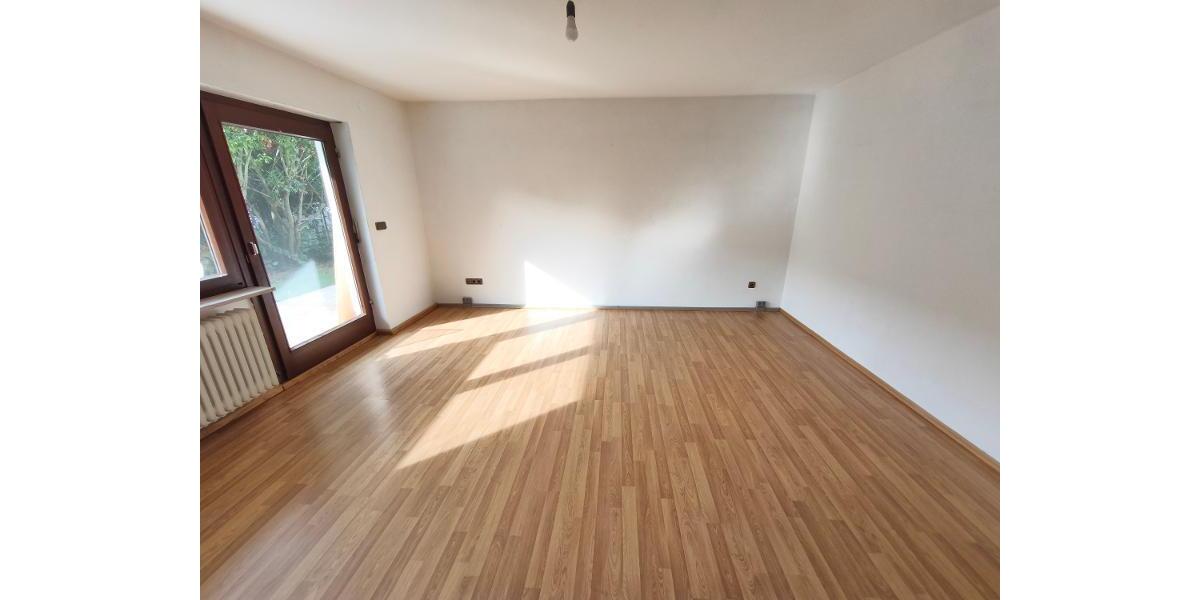 Wohnzimmer mit Zugang zu Terrasse / Garten Bild 2