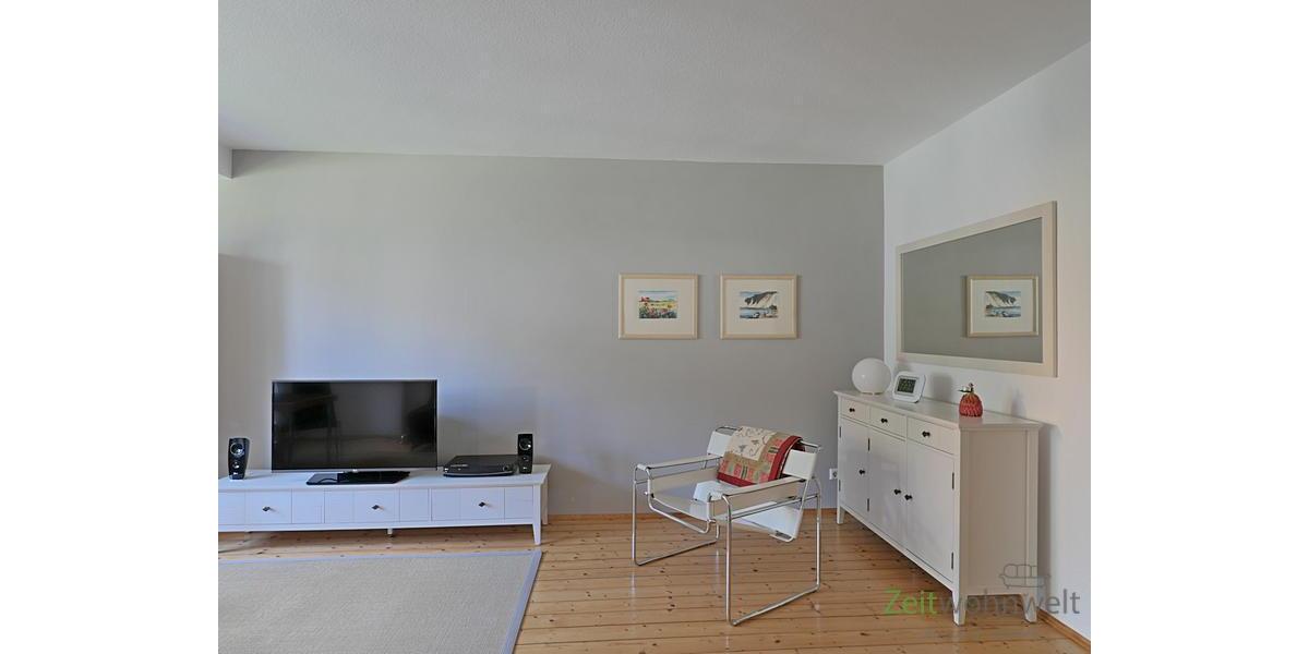 TV, Schaukelstuhl und Sideboard