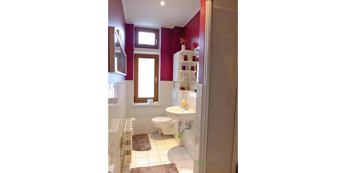 Dusche und Blick ins Bad