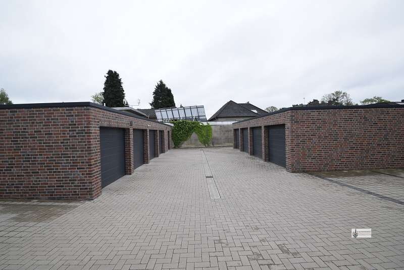 Garagenhof mit Stellplätzen