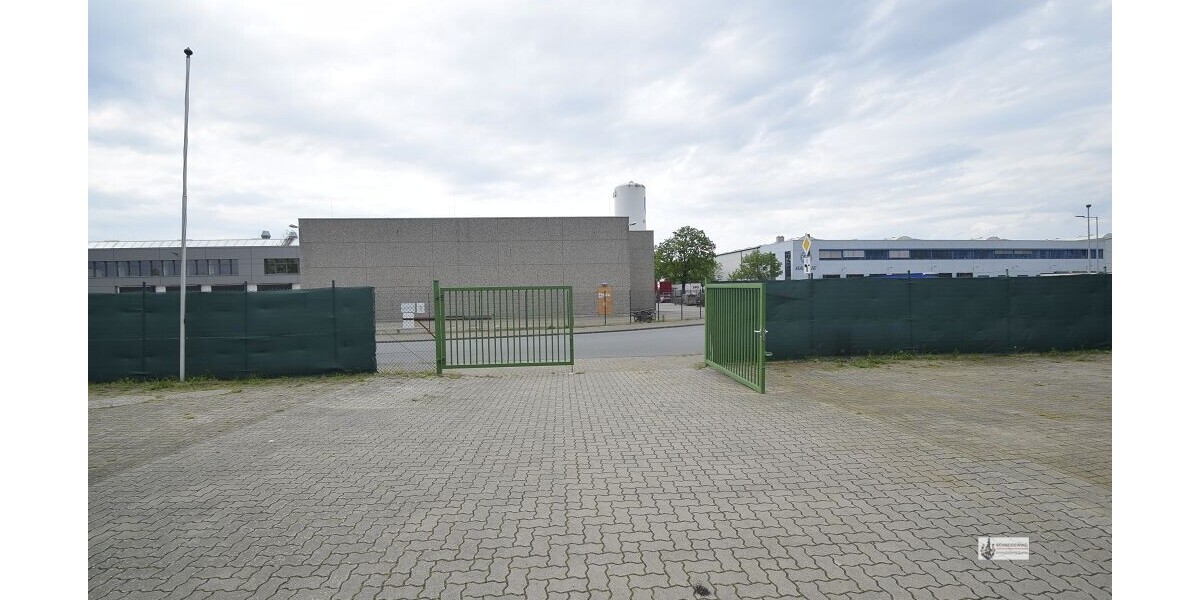 Hofeinfahrt mit Sichtschutzzaun
