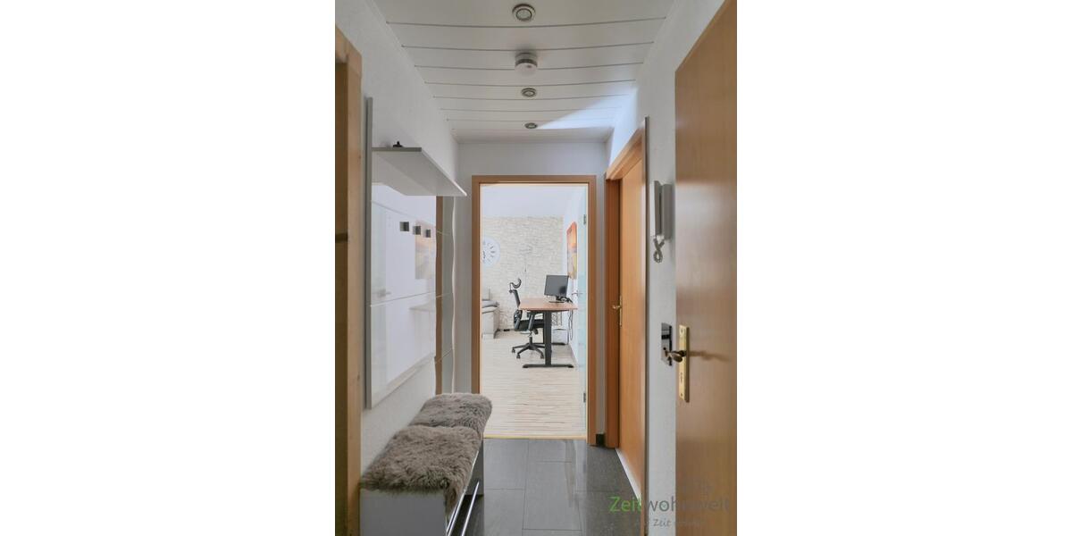 Wohnungsflur mit Garderobe