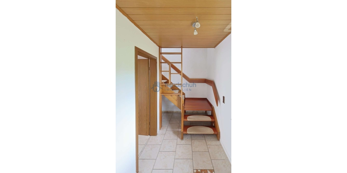 Flur mit Treppe zum DG