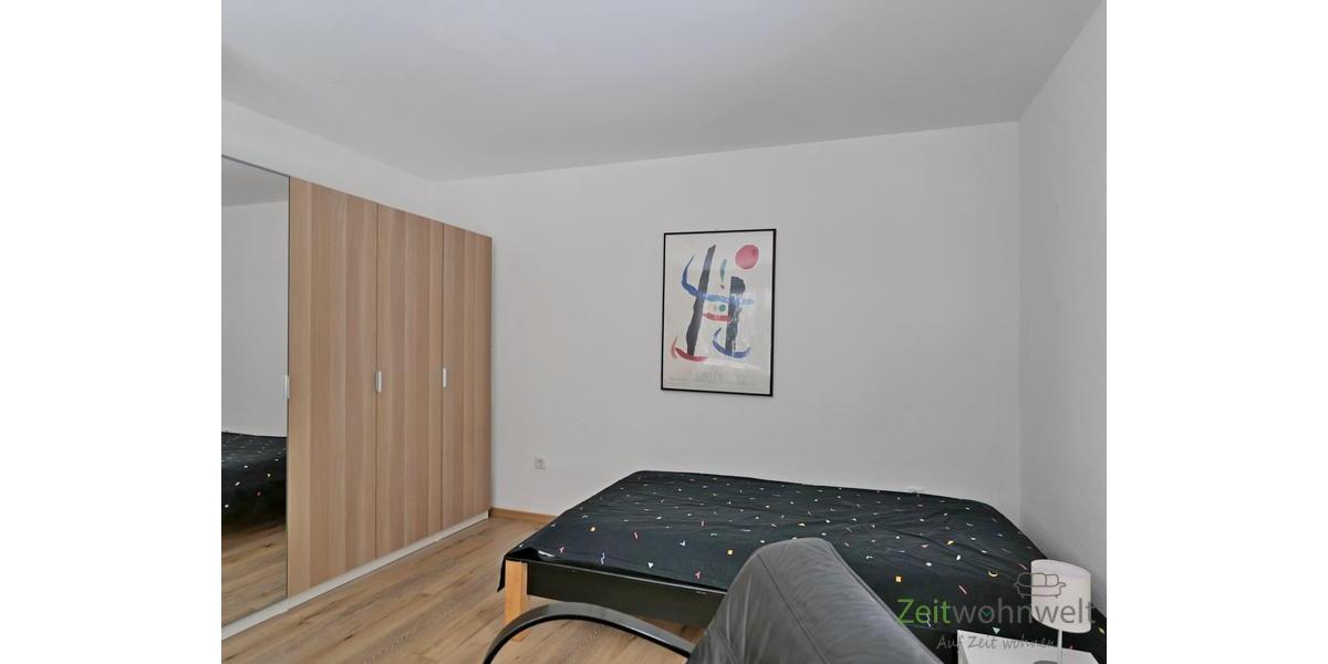 Kleiderschrank ud breites Bett