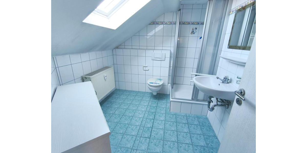 Bad mit Fenster, WaMa - Anschluss und Dusche Bild 1