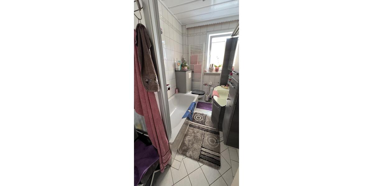 Bad mit Wanne, WC und Waschbecken