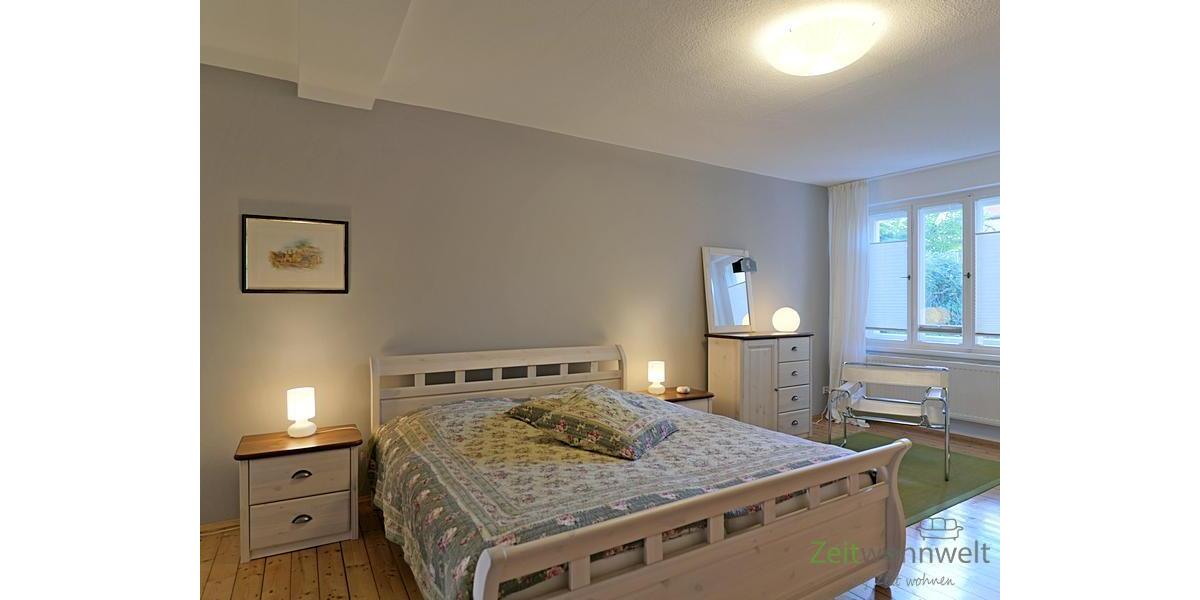 Doppelbett und Kommode