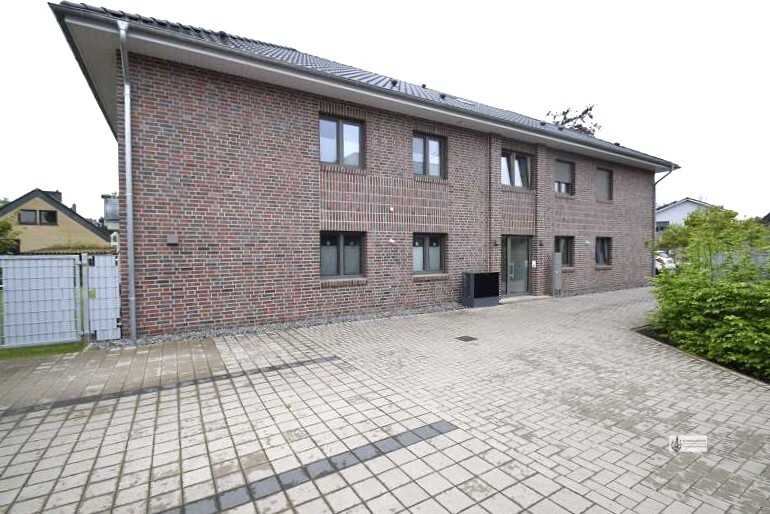 Blick auf das baugleiche Nachbarhaus mit Stellplätzen