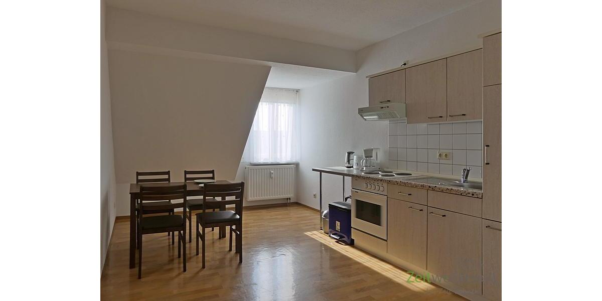 große Küche mit Esstisch