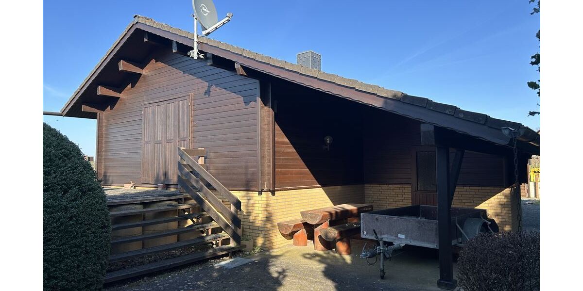 Überdachte Terrasse mit Abstellraum