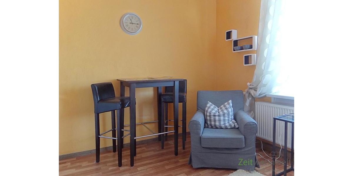 Blick zu Sessel und Bistrotisch