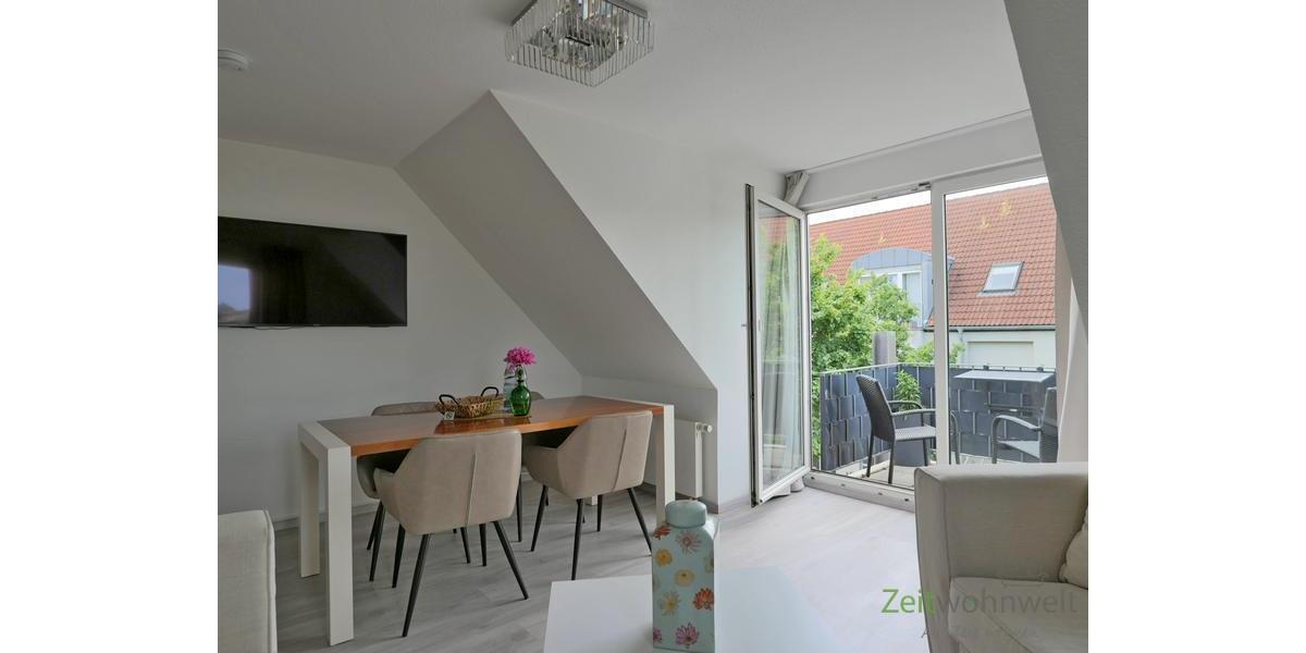 Esstisch vor dem Balkon