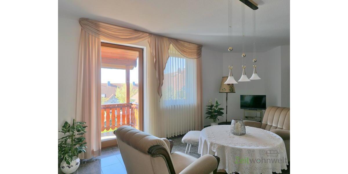 Blick zu Balkon und TV