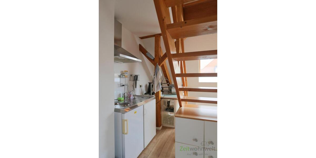 Küche hinter der Treppe