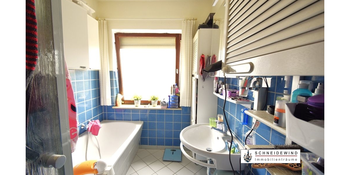 k-Badezimmer mit Badewanne und Dusche
