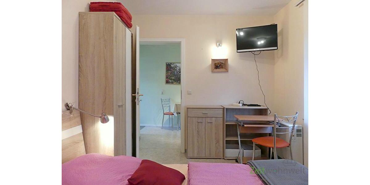 Schreibtisch, TV und Kleiderschrank
