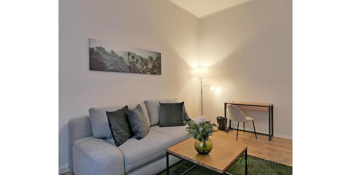 Sofa und kleiner Schreibtisch