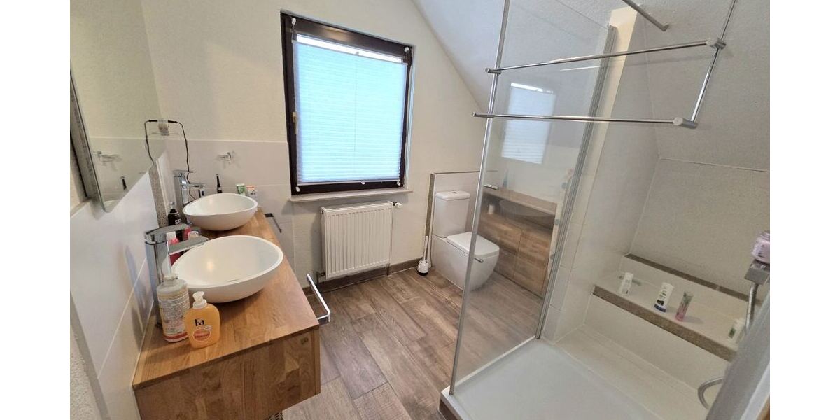 Tageslichtbad mit Dusche im DG