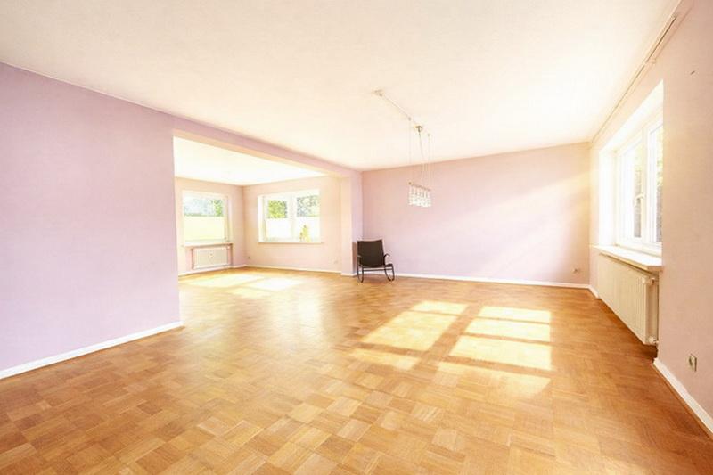 Lichtdurchflutetes Wohnzimmer mit Essbereich