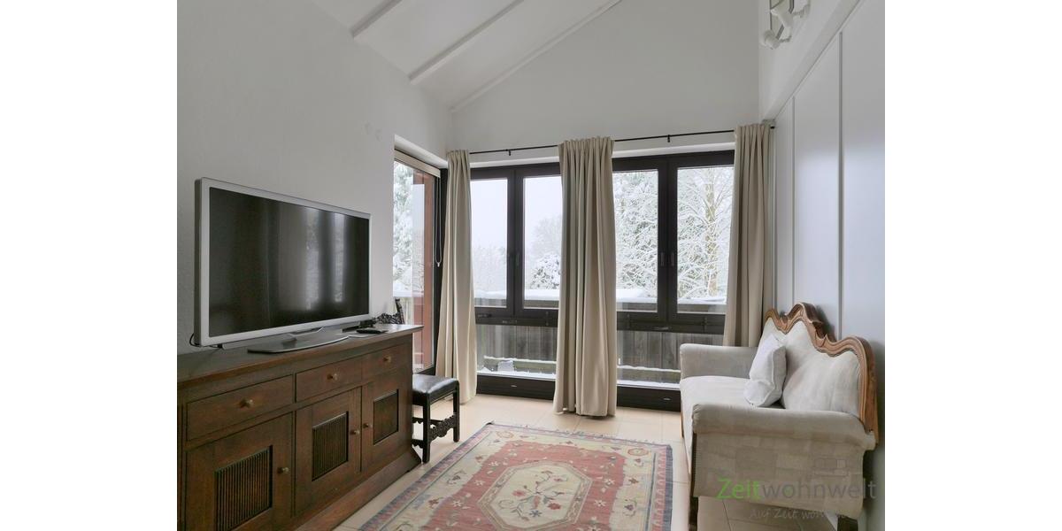 Sofa und TV mit Winteraussicht